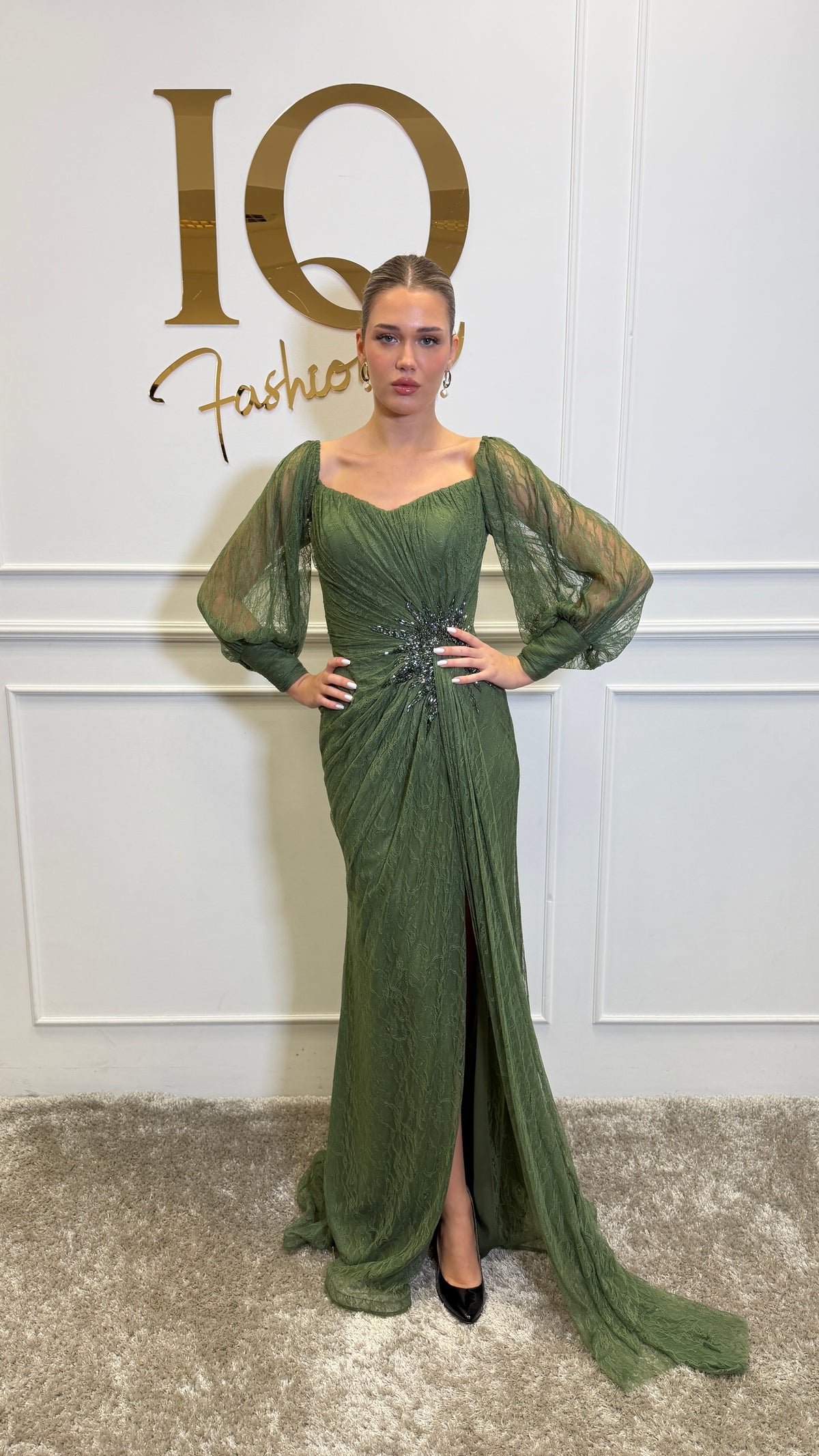 Rochie Anillys verde olive de la ELVE STYLE SRL, model elegant cu croială modernă și detalii stilate, pe manechin.