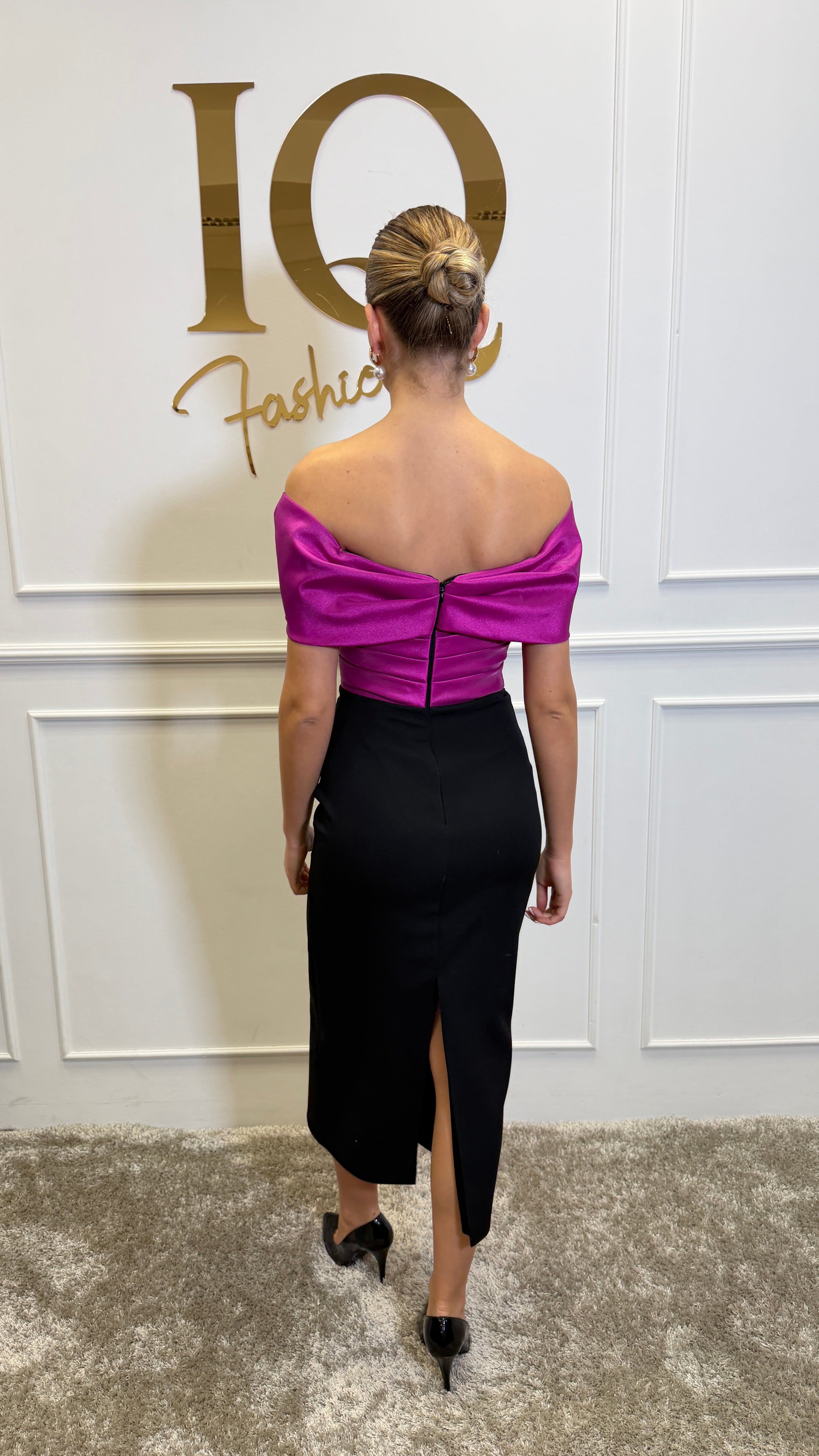 Rochie iqfashioncluj neagră-fucsia, elegantă, cu croială modernă și detalii stilate, perfectă pentru evenimente speciale.