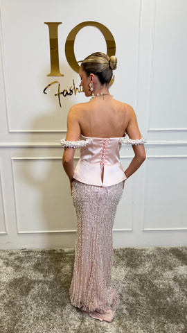 Rochie roz Vianniette de la iqfashioncluj, model elegant, cu croială fluidă și detalii feminine, pe fundal neutru.