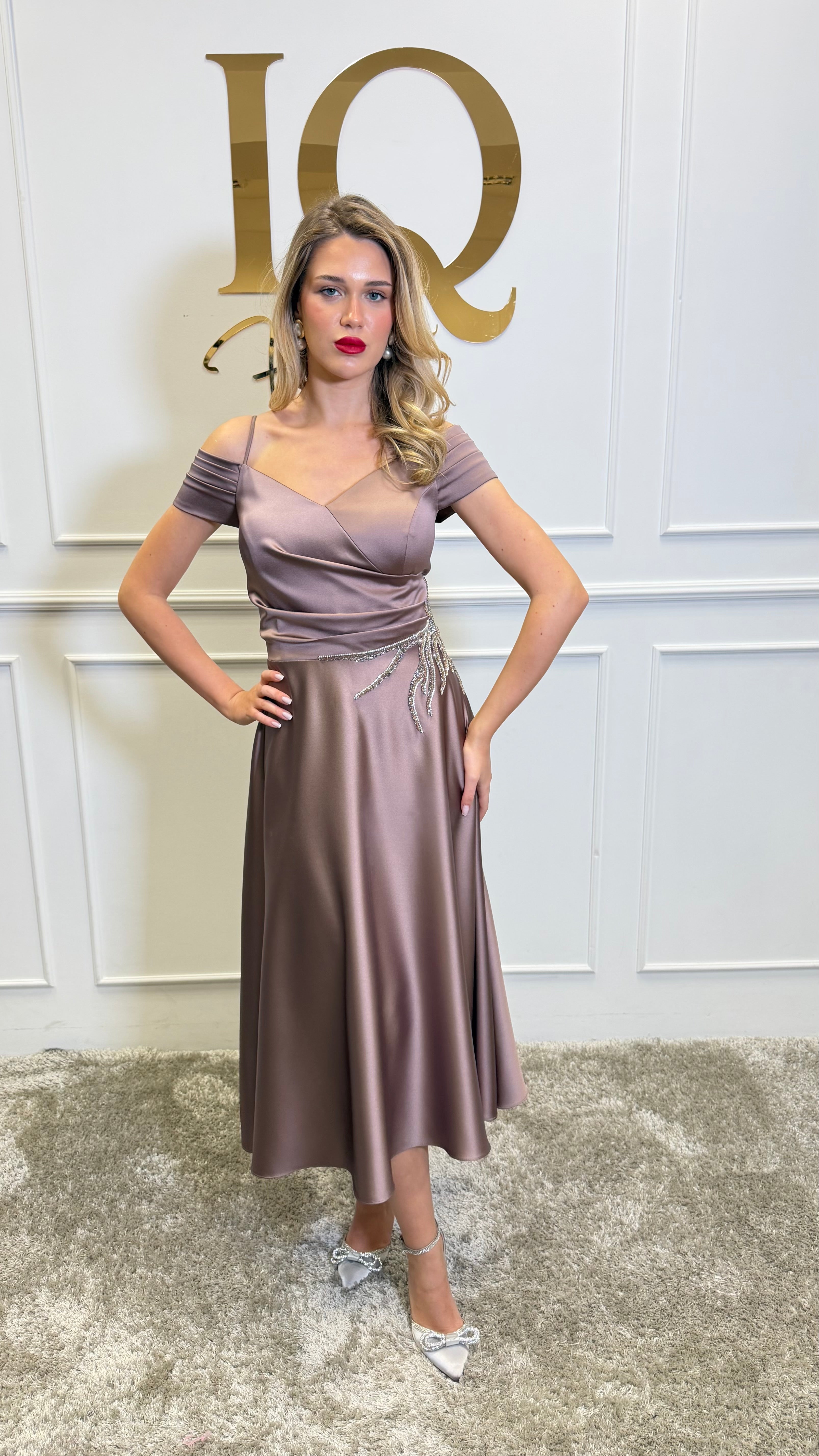 Rochie midi beige Onesta de la iqfashioncluj, imagine cu design elegant și material confortabil, vizibilă în imagine.