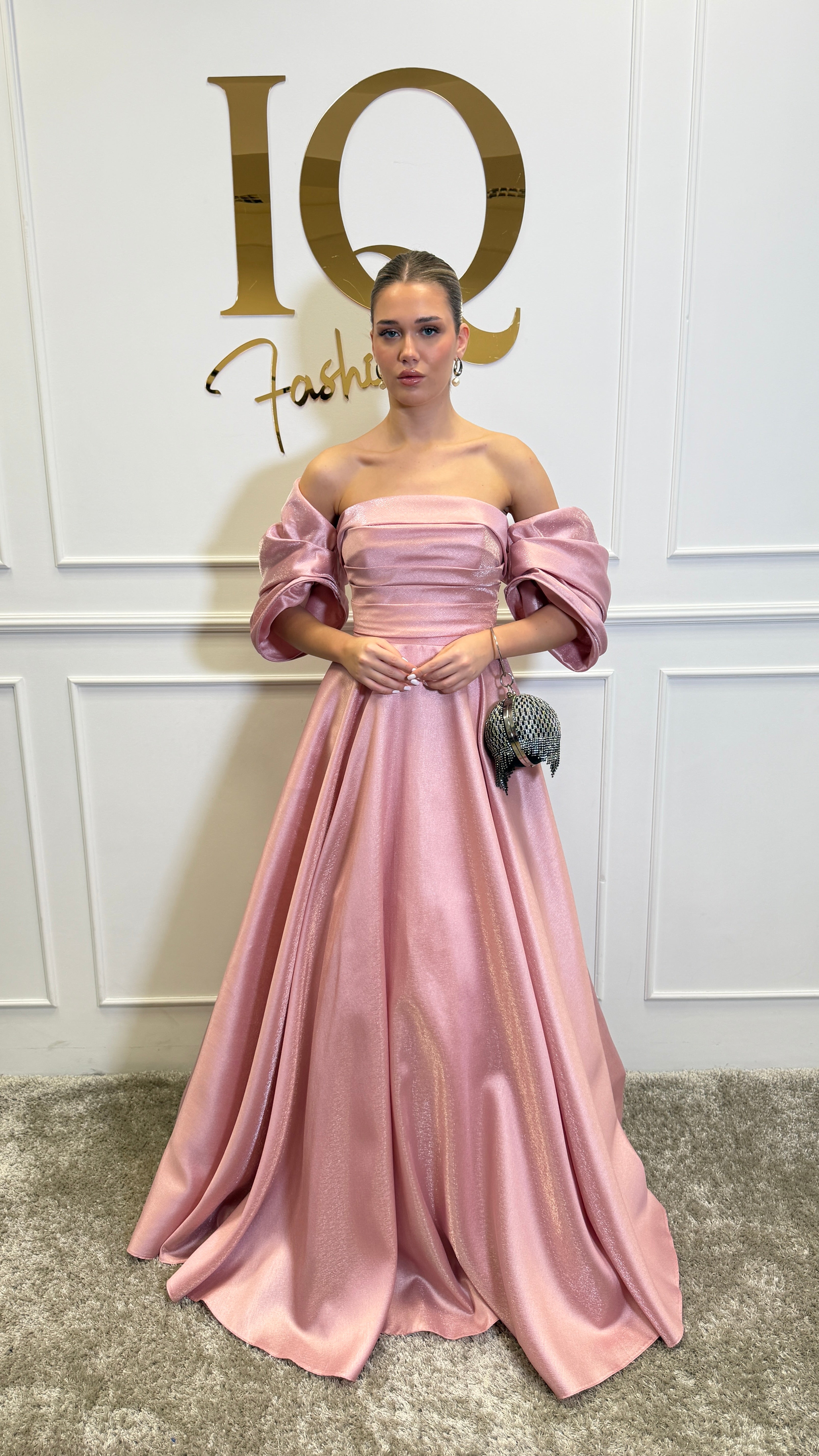 Rochie roz Sassya de la iqfashioncluj, material fluid și croială elegantă, vizibilă în imagine.