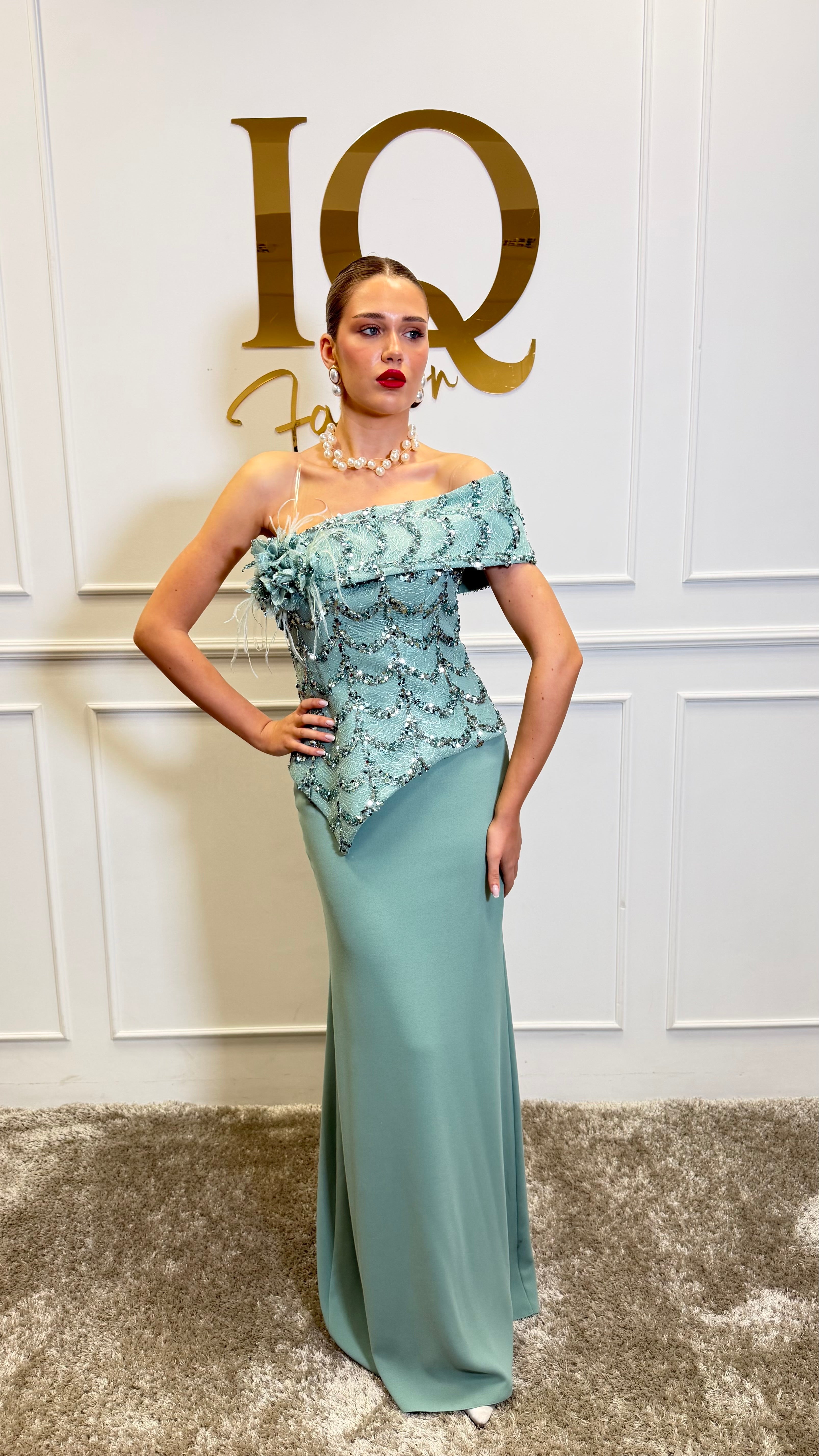Rochie Sayma Minth de la iqfashioncluj, croială elegantă și detalii moderne, pe fundal neutru.
