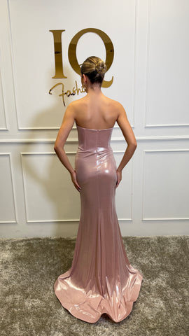 Rochie Fiorina roz de la iqfashioncluj, model elegant, cu croială modernă și detalii feminine, purtată pe manechin.