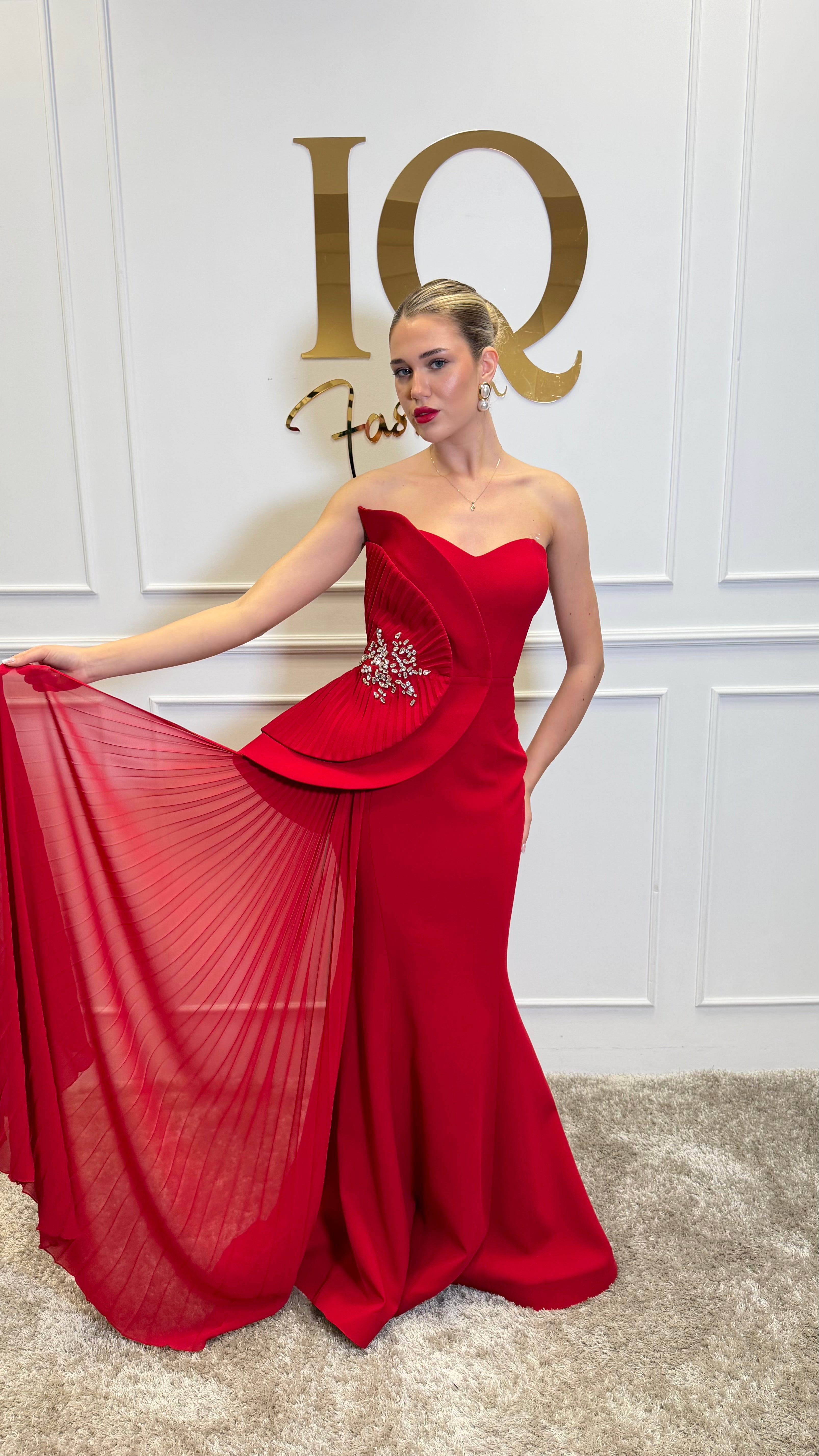 Rochie roșie Vanessy de la ELVE STYLE SRL, croială elegantă și material de calitate, vizibilă în imagine.