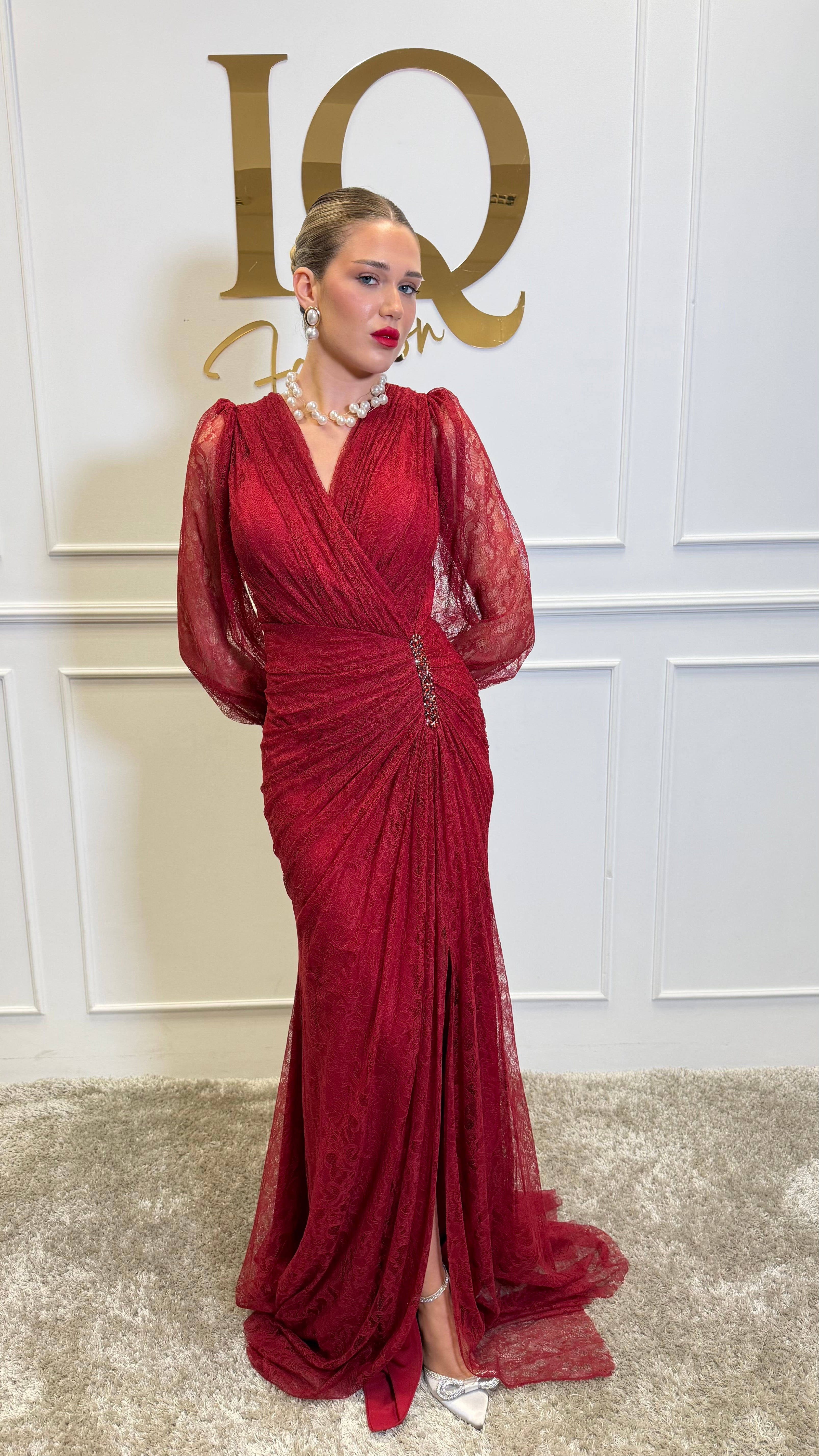 Rochie Azella bordo de la iqfashioncluj, cu croială elegantă și detalii moderne, vizibilă în imagine.