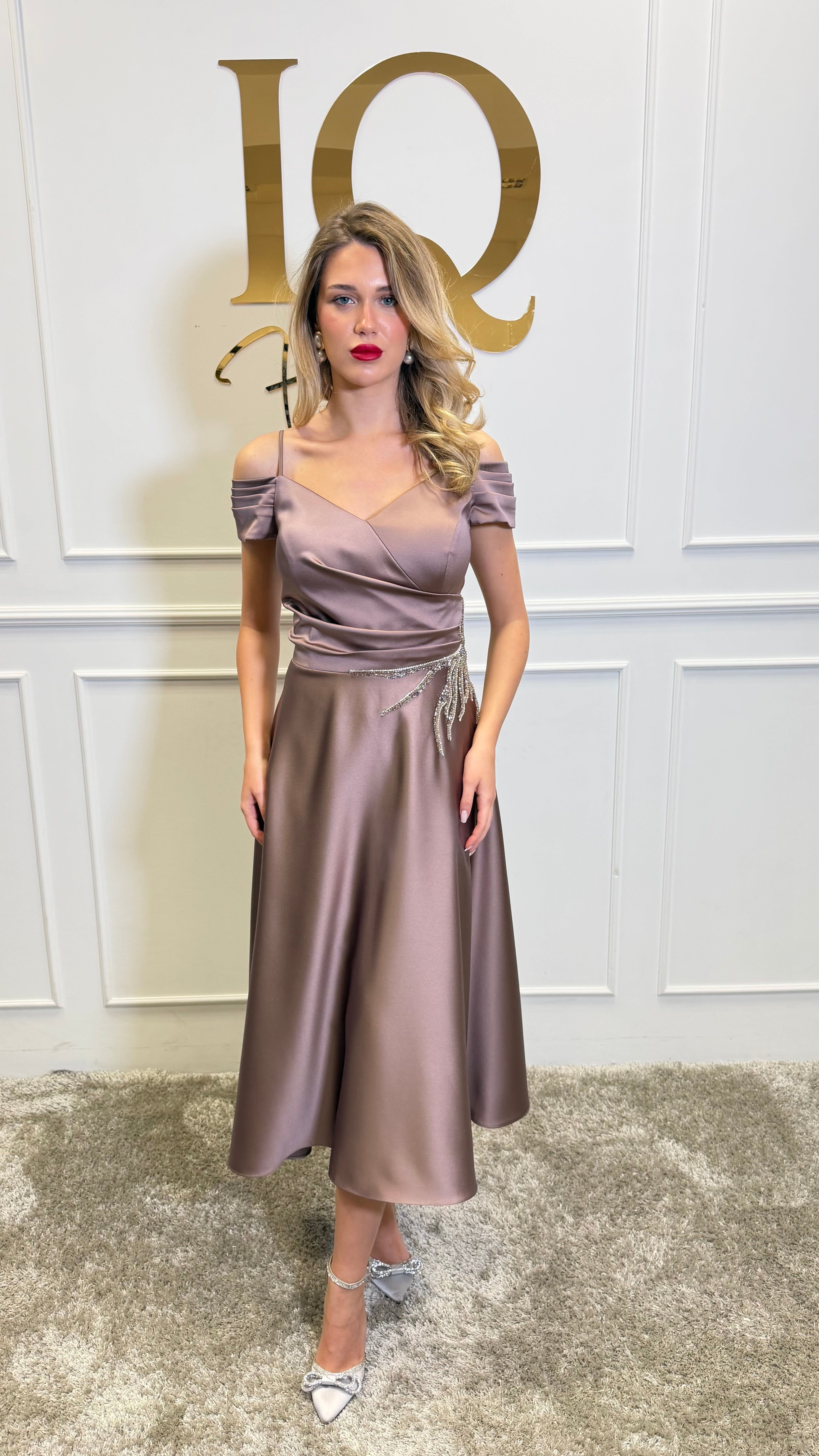 Rochie midi beige Onesta de la iqfashioncluj, fabrică ușoară și croială elegantă, vizibilă în imagine.