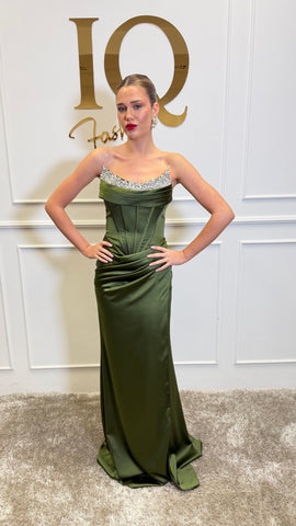 Rochie verde olive Rosalia de la iqfashioncluj, croială elegantă, material confortabil, potrivită pentru ocazii speciale și everyday.