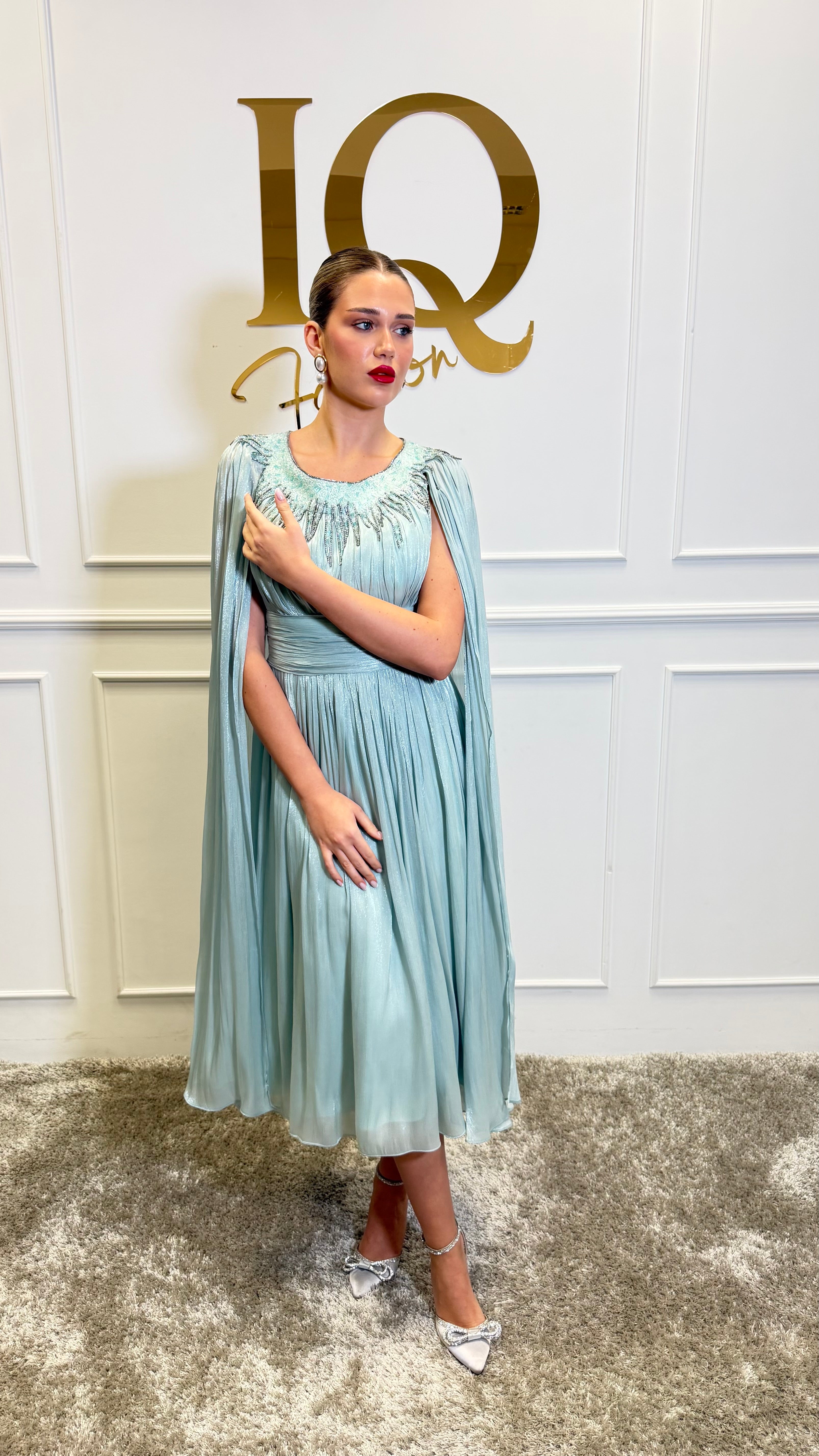 Rochie Yalisse Minth de culoare verde cu croială elegantă, din material fin, purtată pe o femeie în imagine.