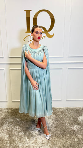 Rochie Yalisse Minth de culoare verde cu croială elegantă, din material fin, purtată pe o femeie în imagine.