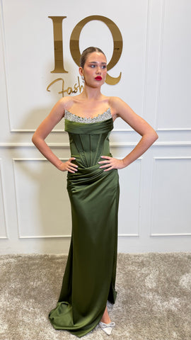 Rochie verde olive Rochie Rosalia de la iqfashioncluj, croială elegantă, material fluid, detalii moderne, pe model.