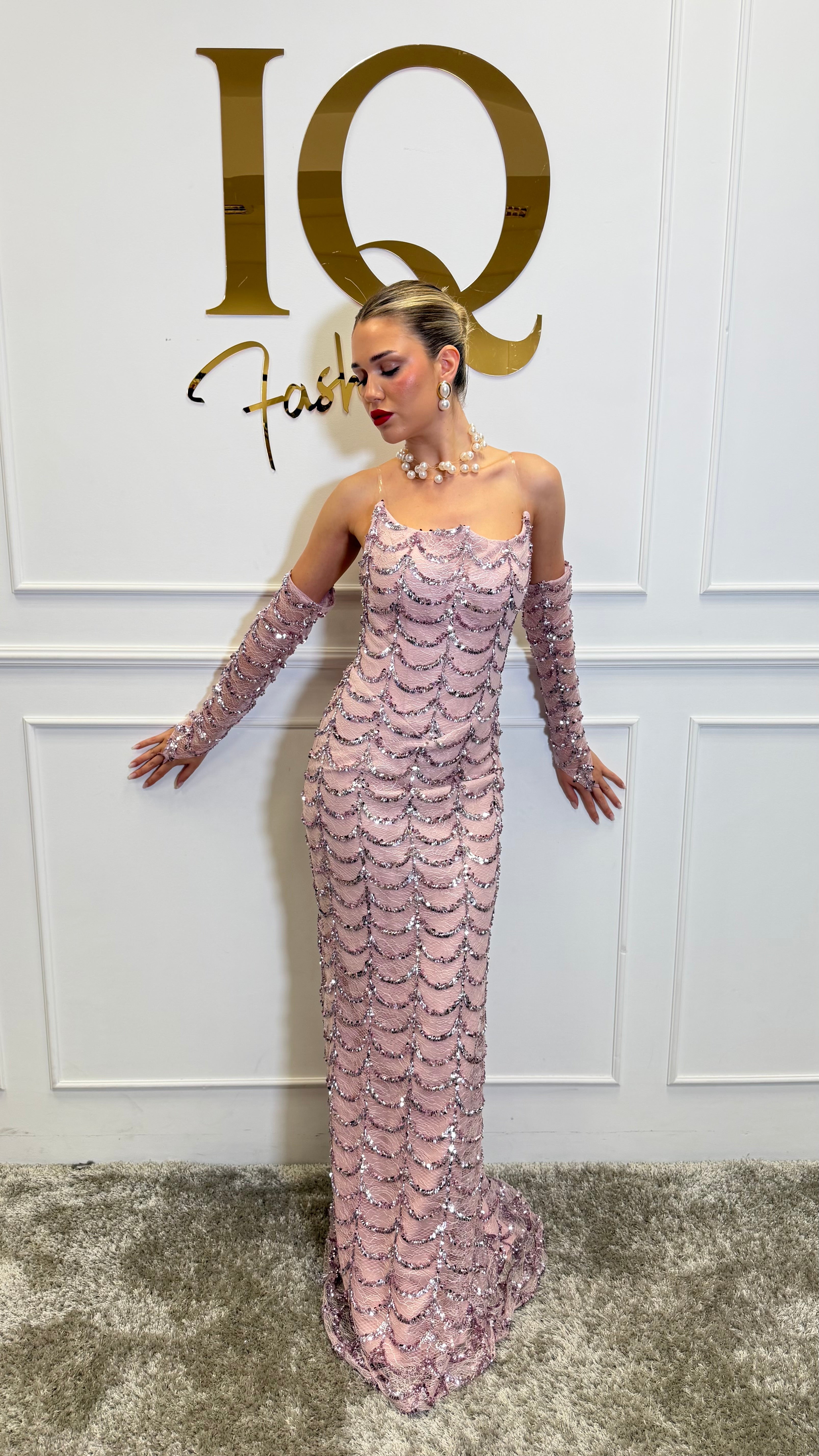 Rochie roz Hevianne de la iqfashioncluj, elegantă și feminină, cu croială delicată și detalii moderne.
