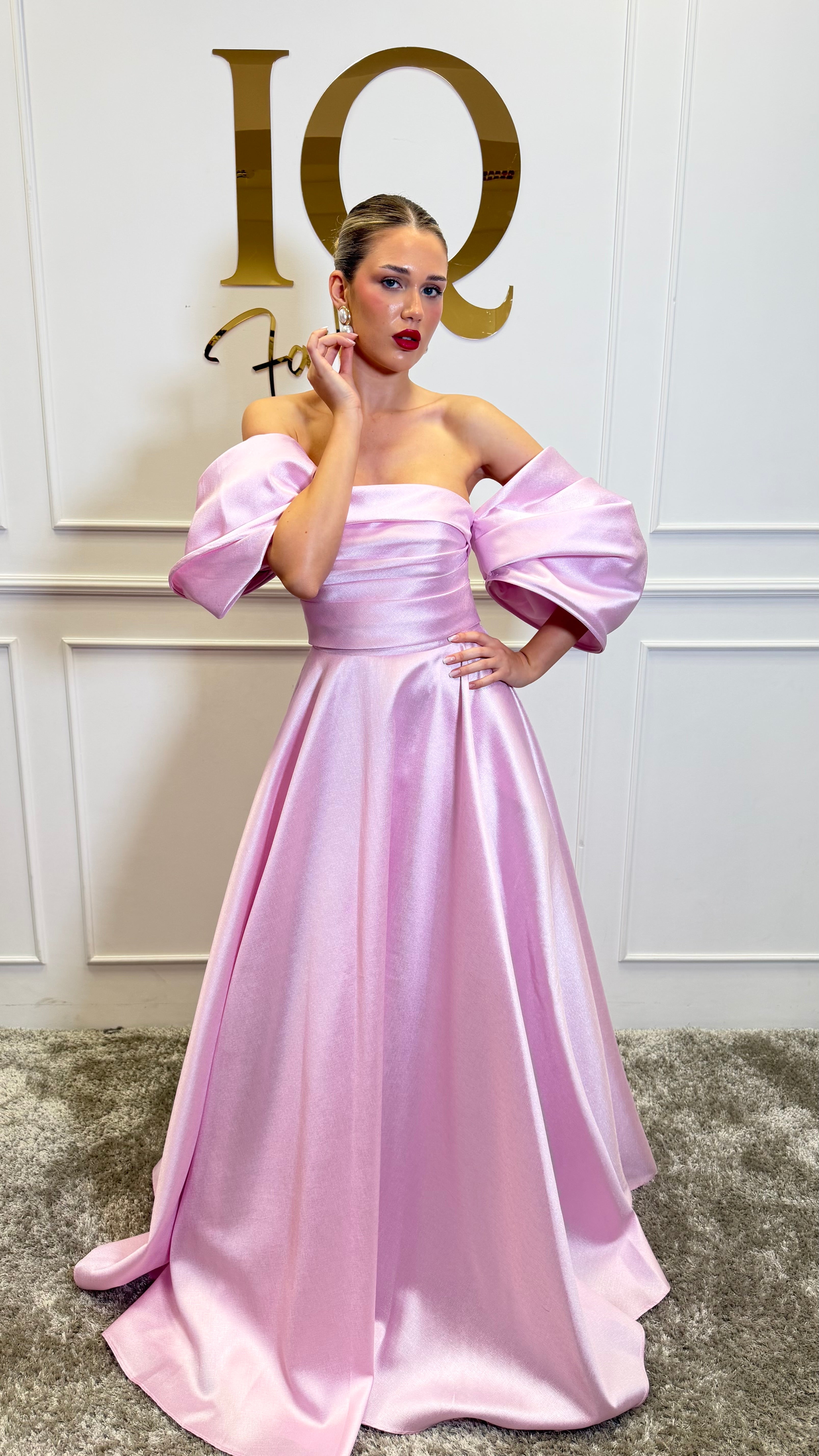 Rochie roz Sassya Soft de la iqfashioncluj, model elegant, cu croială fluidă și detalii delicate, vizibilă în imagine.