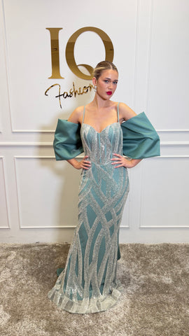 Rochie Bombay Minth de la iqfashioncluj, croială elegantă și detalii moderne, pe fond colorat vibrant.
