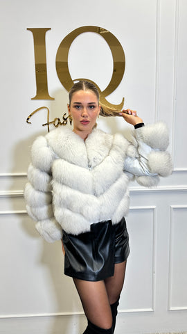 Haina blana Valery White