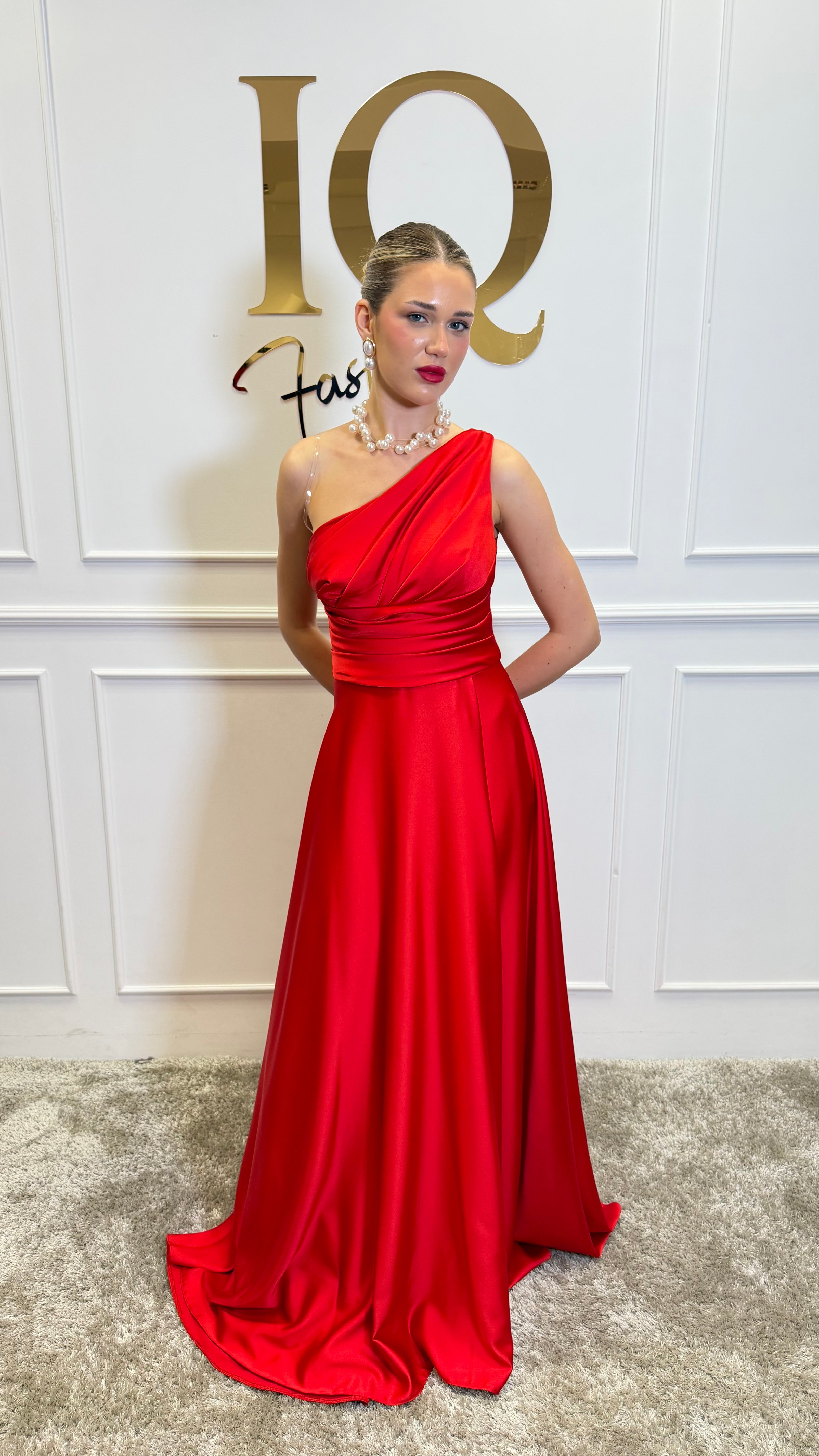 Rochie roșie Sophie de la iqfashioncluj, croială elegantă și detalii moderne, vizibilă în imagine.