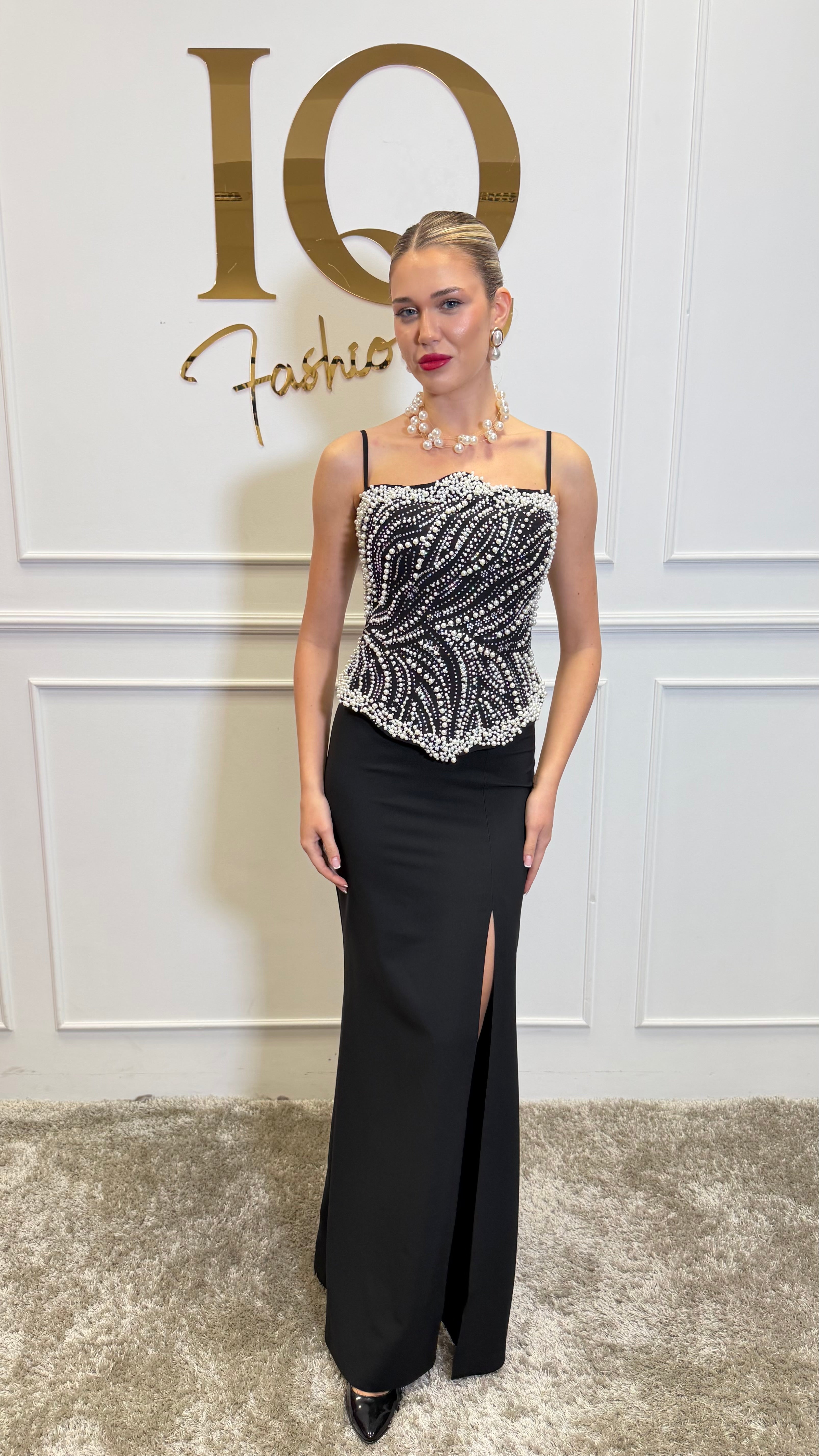 Rochie lungă Adaline neagră, din colecția iqfashioncluj, purtată, cu croială elegantă și material fluid.