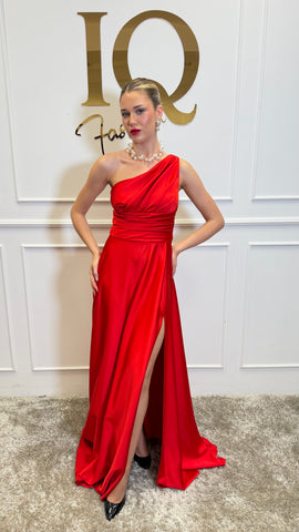 Rochie Sophie Red de la iqfashioncluj, croială elegantă și detalii feminine, purtată pe o femeie în imagine
