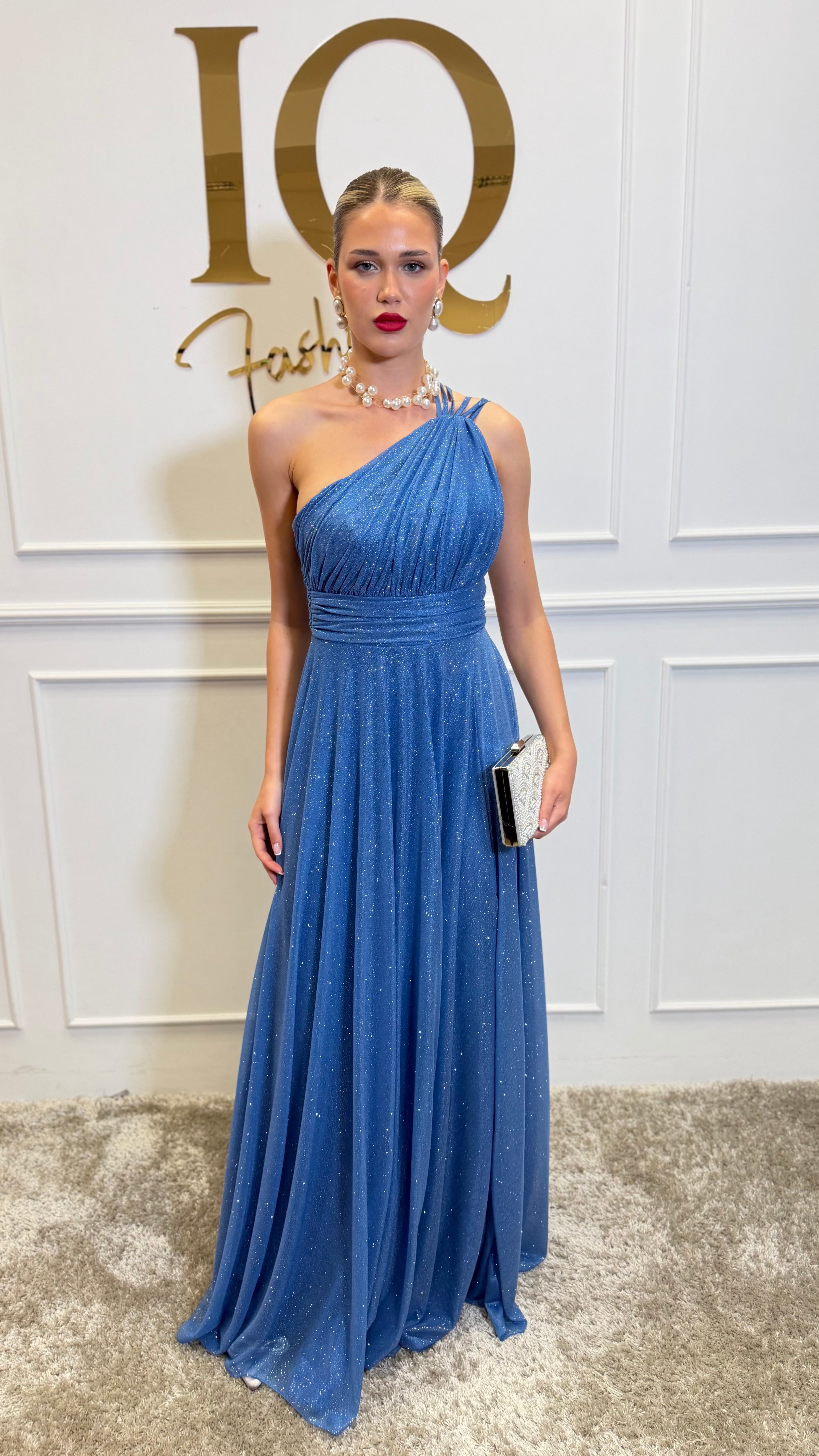Rochie Kaseea Indigo de la iqfashioncluj, rochie elegantă din material lejer, cu croială modernă și detalii stilate.