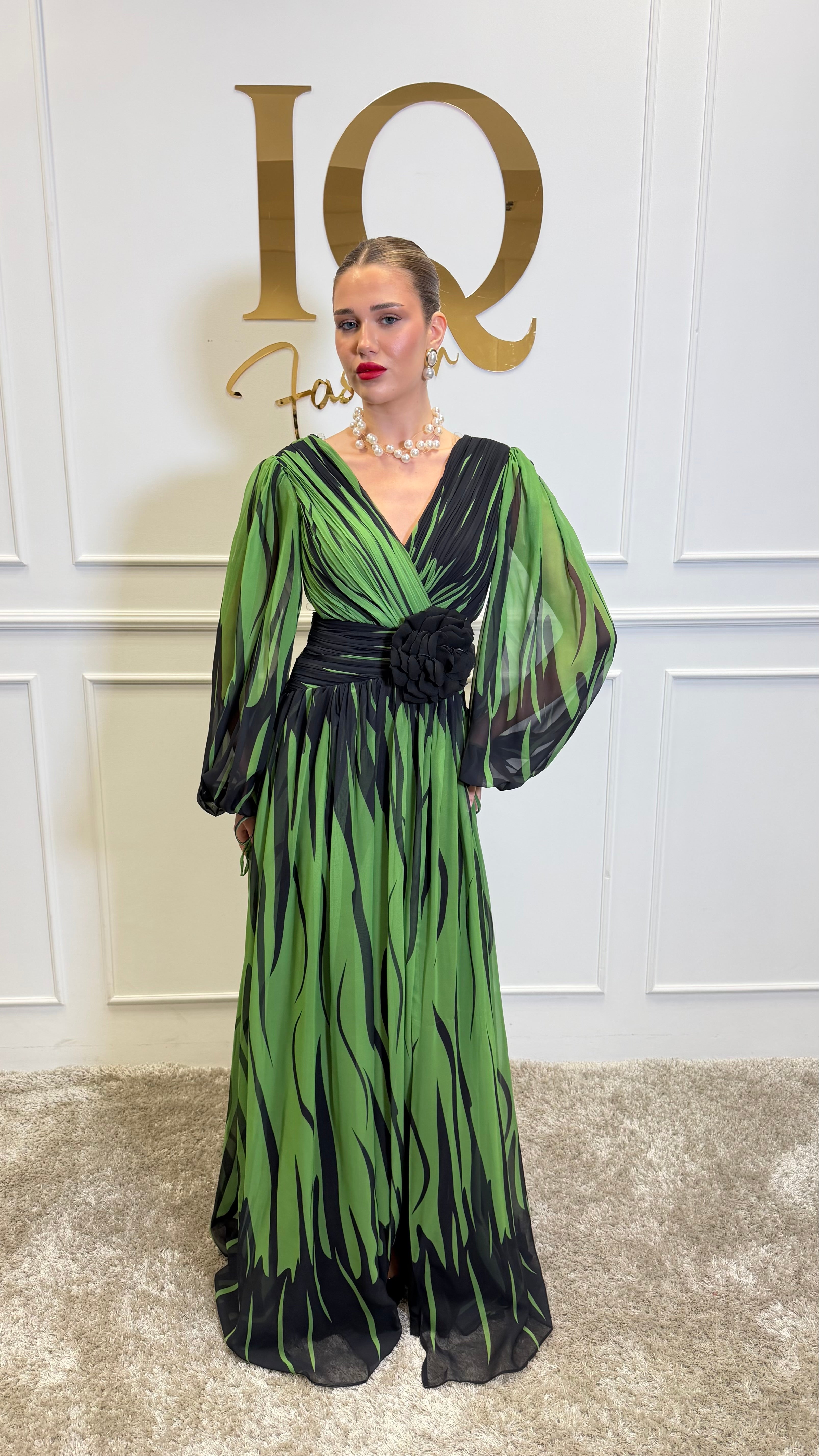 Rochie Calessa Matcha de la iqfashioncluj, lungime medie, culoare verde închis, cu croială elegantă și detalii moderne.