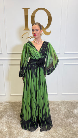 Rochie Calessa Matcha de la iqfashioncluj, lungime medie, culoare verde închis, cu croială elegantă și detalii moderne.