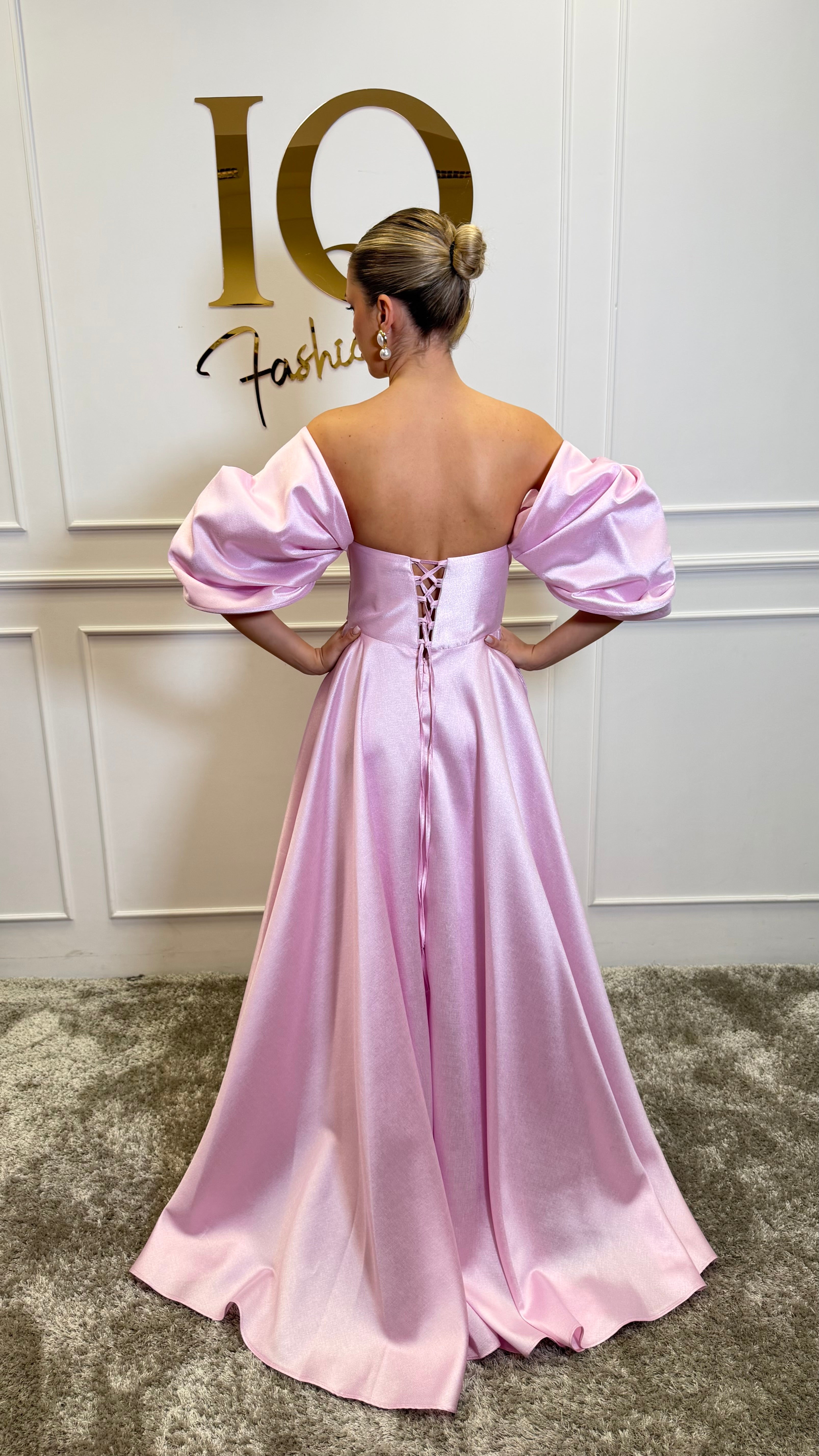 Rochie roz Sassya Soft de la iqfashioncluj, model elegant cu croială feminină, pe fundal neutru.