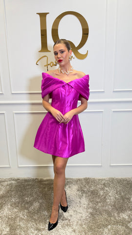 Rochie fucsia Azalia de la iqfashioncluj, stil elegant, cu croială feminină și detalii moderne, pe fundal alb.