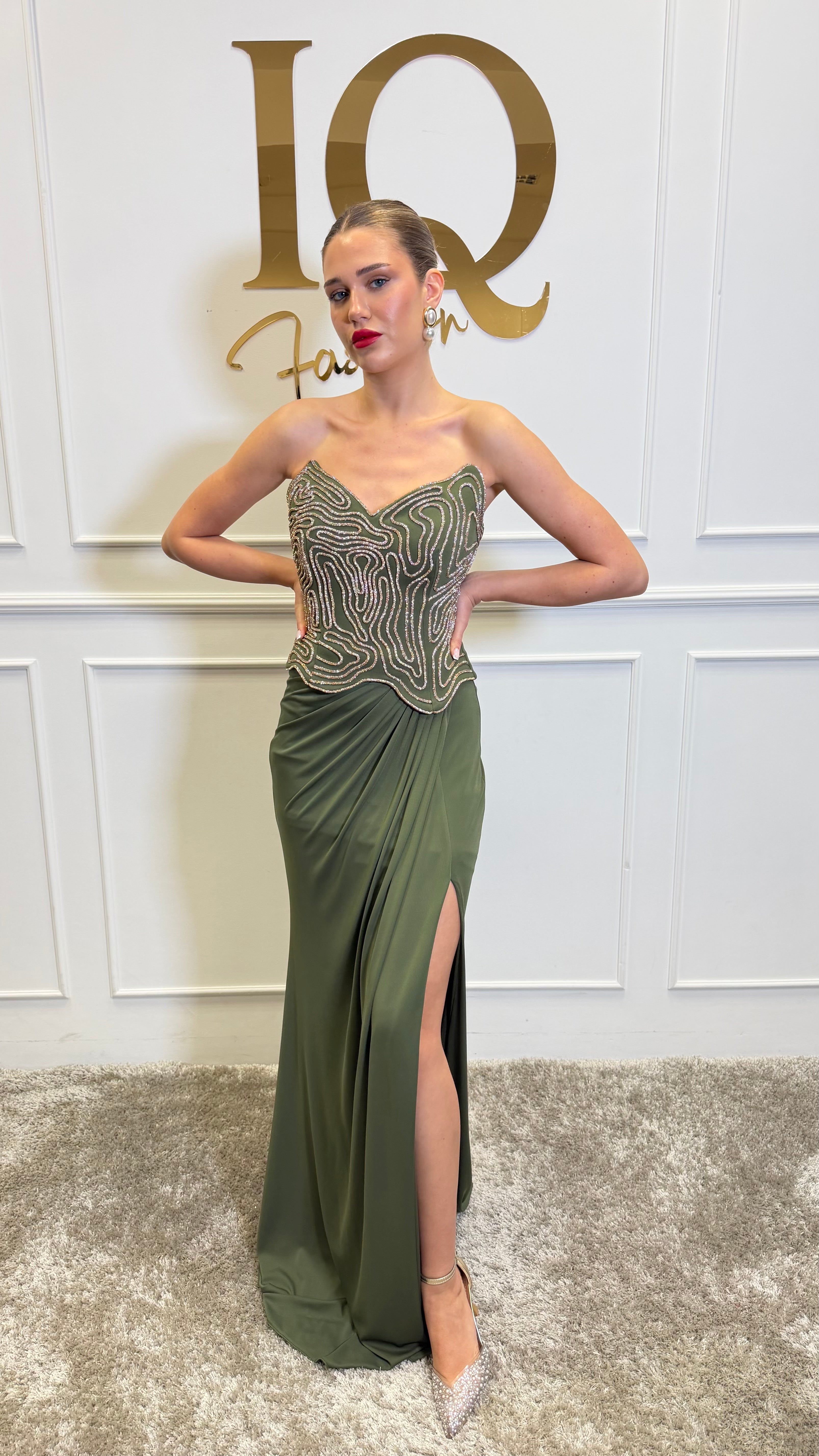 Rochie Asemia verde oliv de la iqfashioncluj, stil elegant, cu croială lejeră, pe manecă lungă și detalii delicate.