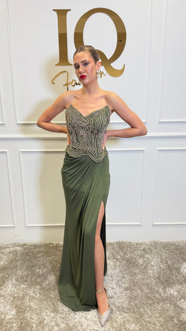 Rochie Asemia verde oliv de la iqfashioncluj, stil elegant, cu croială lejeră, pe manecă lungă și detalii delicate.