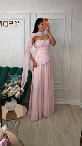 Rochie cu fustă roz de la iqfashioncluj, stil elegant și feminin, imagine cu detalii și croială modernă.