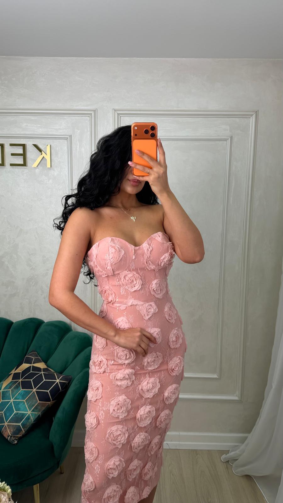 Rochie Fleur Roze de la iqfashioncluj, rochie elegantă cu croială feminină și detalii delicate, pe fundal neutru.