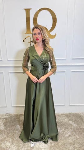Rochie ELVE STYLE SRL Avallyna verde oliv pentru femei, cu croială elegantă și detalii moderne, pe fundal neutru.