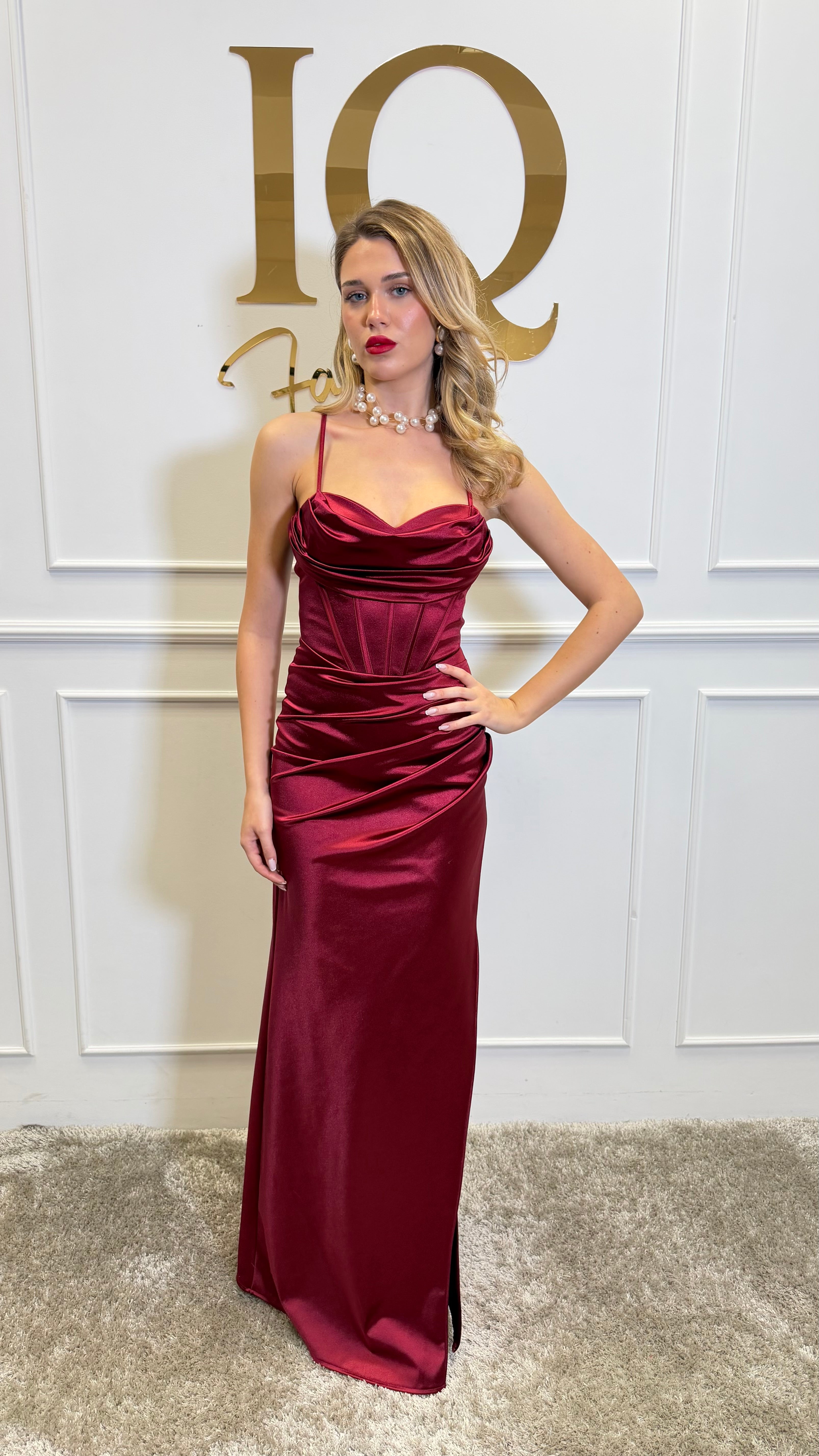 Rochie bordo Biano de la iqfashioncluj, model elegant, cu detalii moderne, vizibilă pe această imagine.