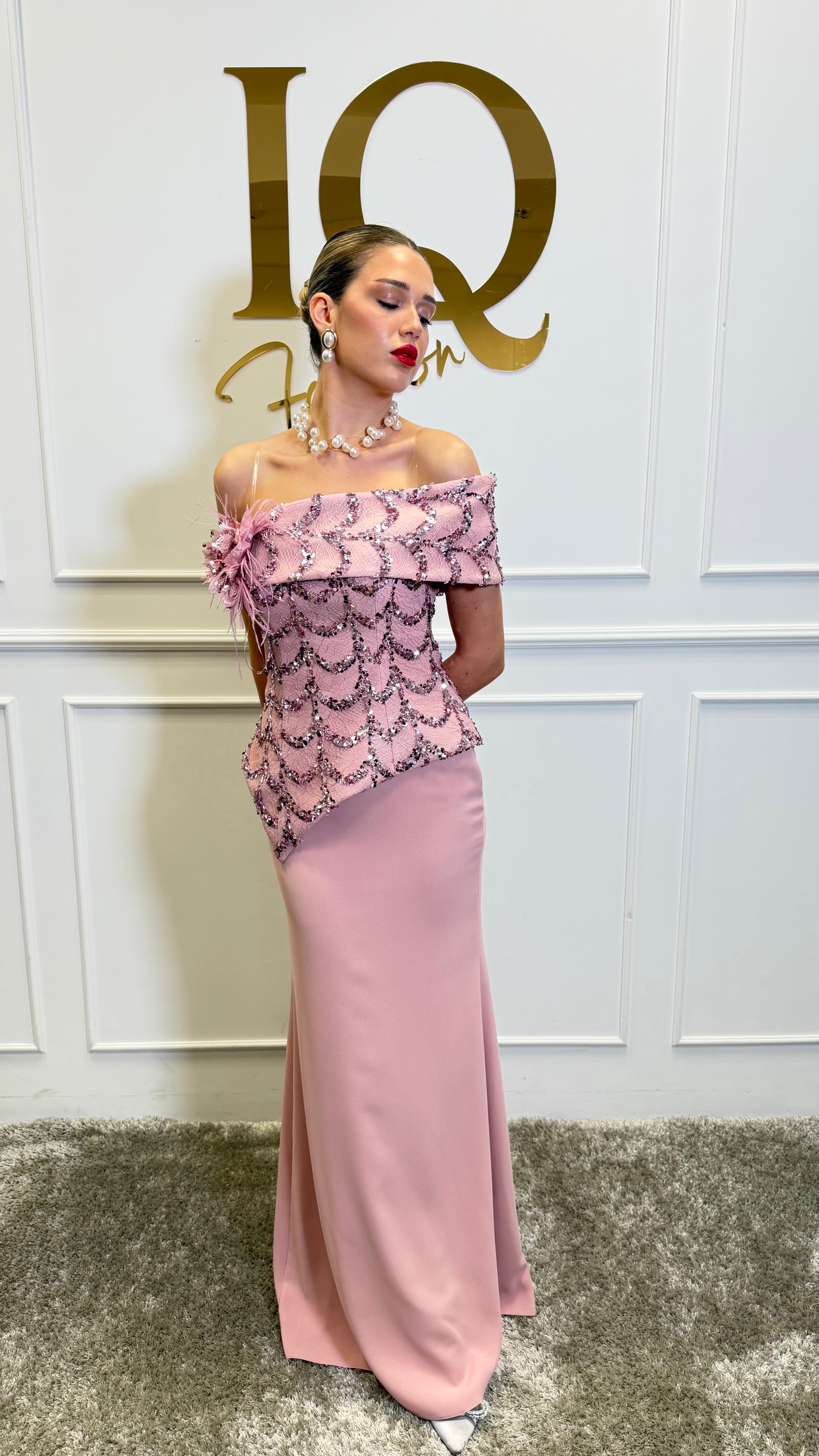 Rochie Sayma roze de la iqfashioncluj, material elegant, design modern, imagine detaliată a croiului și culorii roz pastel.